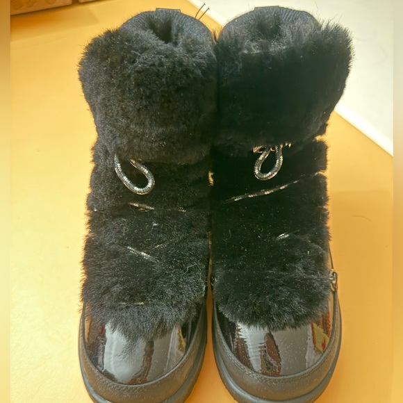 UGG HIGHLAND WATERPROOF BLACK BOOTS - Picture 2 of 5